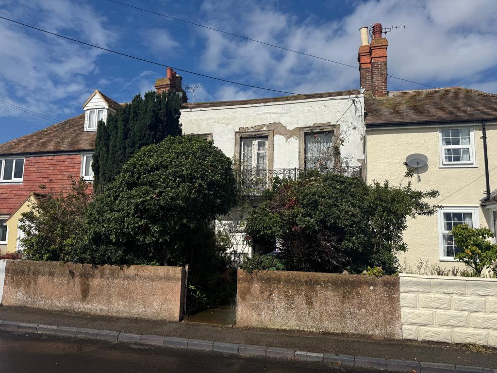 Lot: 68 - FOUR-BEDROOM HOUSE FOR TOTAL REFURBISHMENT OVERLOOKING THE RYPE - The property
